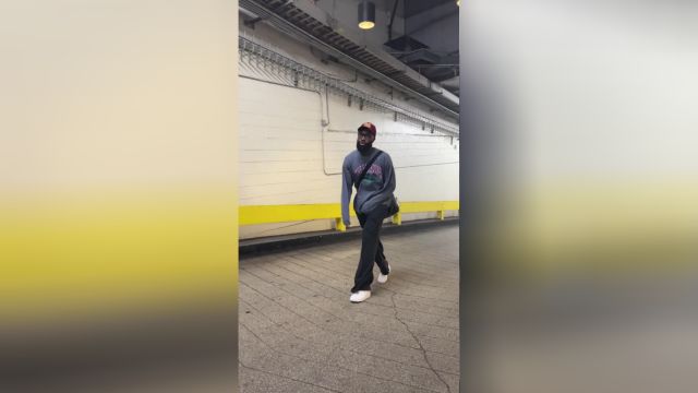 【2022年11月06日 凯尔特人vs尼克斯集锦】像极了你上班的样子！布罗格登和布朗依次抵达球馆