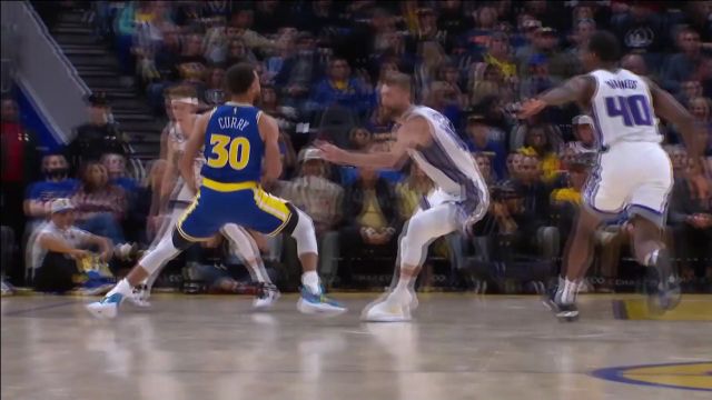 【2022年11月08日 国王vs勇士集锦】这是拿小萨当瞄准镜！库里连续三分发炮迎射萨博尼斯