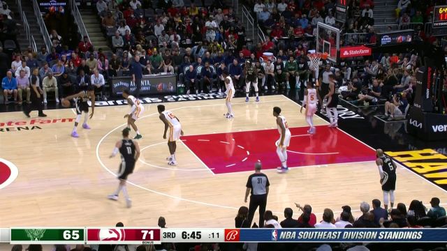 【2022年11月08日 雄鹿vs老鹰集锦】这就是冲击力！ 字母哥一个转身怼飞防守强硬终结