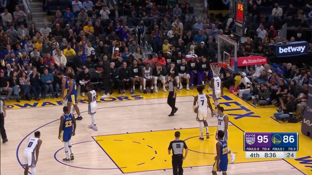 【2022年11月08日 国王vs勇士集锦】为了胜利倾其所有！库里强攻打成2+1不慎崴脚一瘸一拐