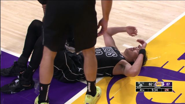 【2022年11月14日 篮网vs湖人集锦】这一摔看着够疼！杜兰特人缝直传助攻渡边雄太失衡上篮造杀伤