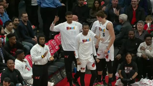 【2022年11月17日 热火vs猛龙集锦】落地姿势请脑补武侠大片！斯特鲁斯一飞冲天单臂劈扣