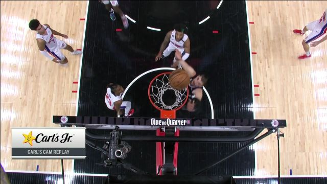 【2022年11月18日 活塞vs快船集锦】祖巴茨头顶摘瓜拿下前场篮板 随后旱地拔葱双手暴扣