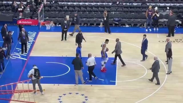 【2022年11月19日 雄鹿vs76人集锦】字母哥赛后练习罚球 与修理篮筐人员发生冲突推倒梯子