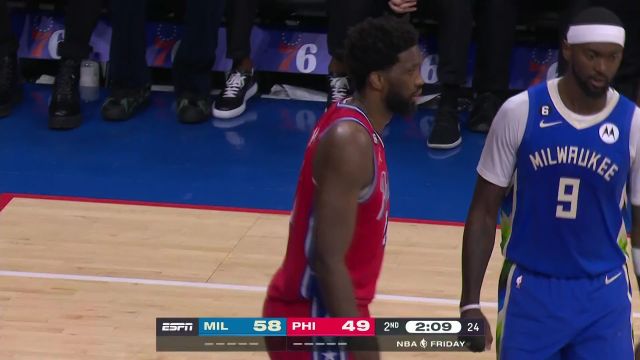 【2022年11月19日 雄鹿vs76人集锦】全凭个人能力！字母哥禁区顶住双人夹击强硬上篮打成2+1