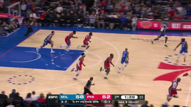 【2022年11月19日 雄鹿vs76人集锦】多角度慢镜回看马克西脚踝受伤 随后退出比赛