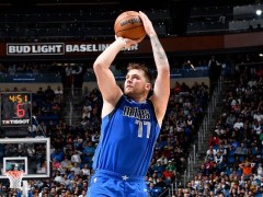 独行侠不敌掘金争议场面：东契奇压哨三分无效 下半场补赛2秒活久见