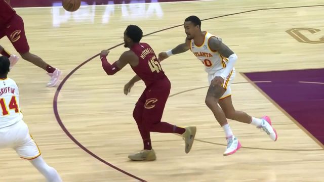 【2022年11月22日 老鹰vs骑士集锦】米切尔眼疾手快半路截胡 加兰追身三分甩狙正中靶心