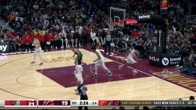 【2022年11月24日 开拓者vs骑士集锦】温斯洛顶住防守空中传导 尤班克斯心领神会空接暴扣虐筐