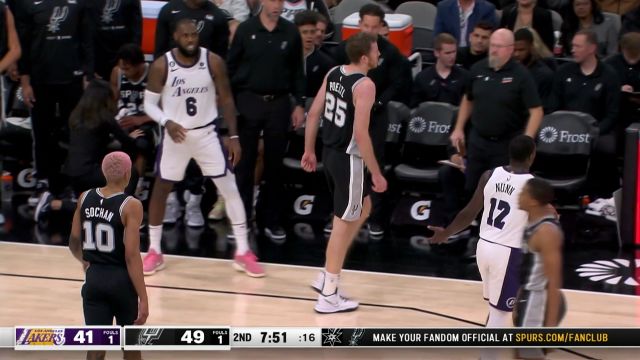 【2022年11月27日 湖人vs马刺集锦】祸不单行 珀尔特尔索汉接连腿部不适下场接受检查