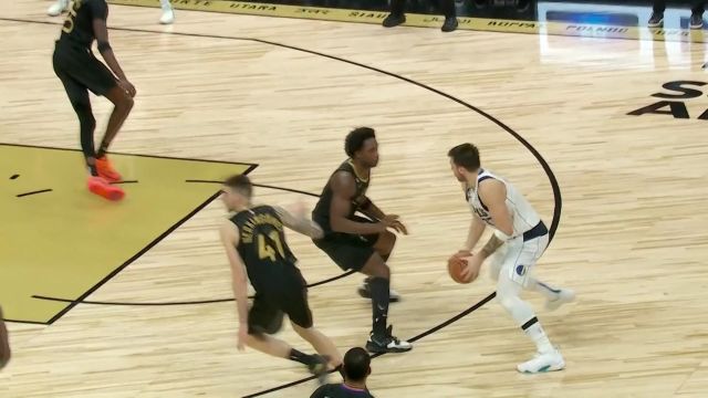 【2022年11月27日 独行侠vs猛龙集锦】先拿个快速两分再说！东契奇抛投命中强行续命