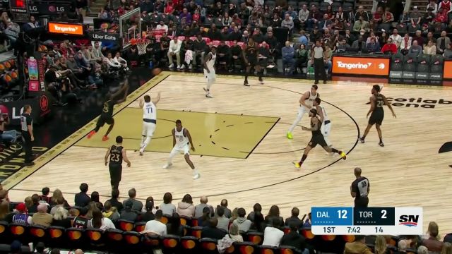 【2022年11月27日 独行侠vs猛龙集锦】防守可不要走神哦！布歇突袭篮下晃飞东契奇暴扣得手