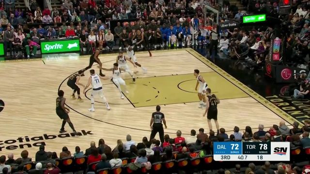 【2022年11月27日 独行侠vs猛龙集锦】范弗利特撤步三分迎射伍德 场边观战的西亚卡姆魔性跳舞庆祝