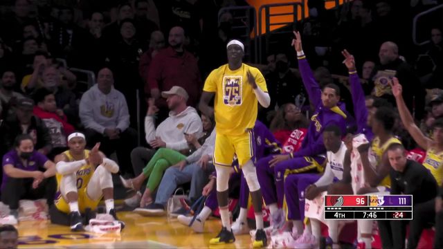 【2022年12月01日 开拓者vs湖人集锦】配合过分娴熟！詹姆斯空中变向妙传里弗斯三分射大雕