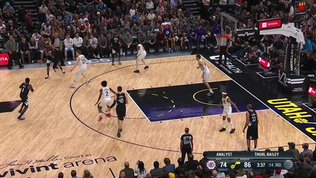 【2022年12月01日 快船vs爵士集锦】沃尔面对面直接喂球 祖巴茨篮下强行出手依旧打进