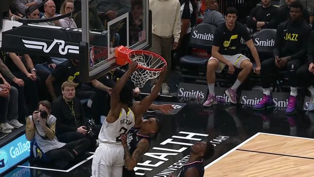 【2022年12月01日 快船vs爵士集锦】比斯利抢断反击上篮偏出 塞克斯顿紧随其后双手补扣