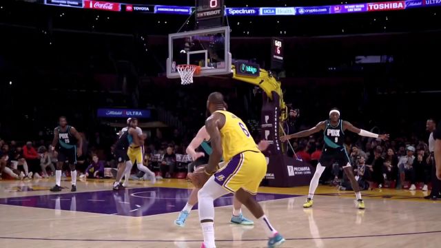 【2022年12月01日 开拓者vs湖人集锦】行走的GPS定位器！詹姆斯外线自信三分颜射对手