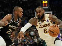 87+25+26！湖人三巨头44天打出最强一战：浓眉对飙字母，威少真拼