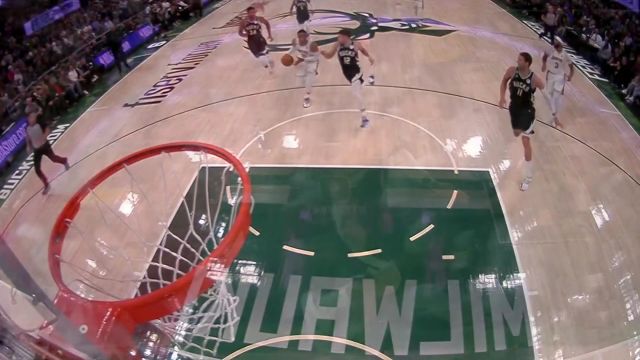 【2022年12月03日 湖人vs雄鹿集锦】洛佩兹镇守篮下大帽浓眉 字母哥反击快攻滑翔单臂劈扣