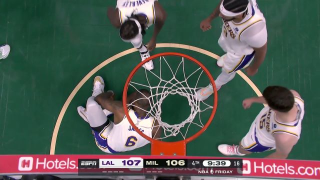 【2022年12月03日 湖人vs雄鹿集锦】拥有钢铁之躯的男人 詹姆斯脚踝被冲撞仍旧披挂上阵