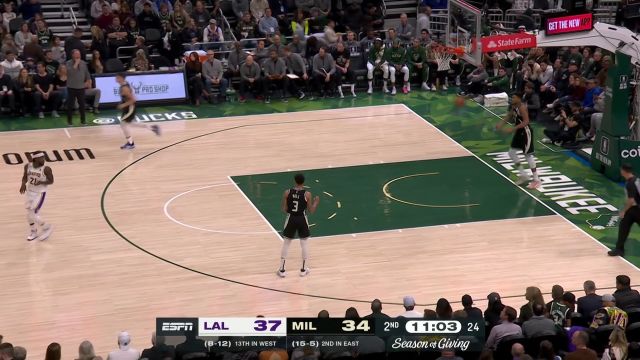 【2022年12月03日 湖人vs雄鹿集锦】米德尔顿外线大号三分发难 威少金鸡独立后仰中投还击