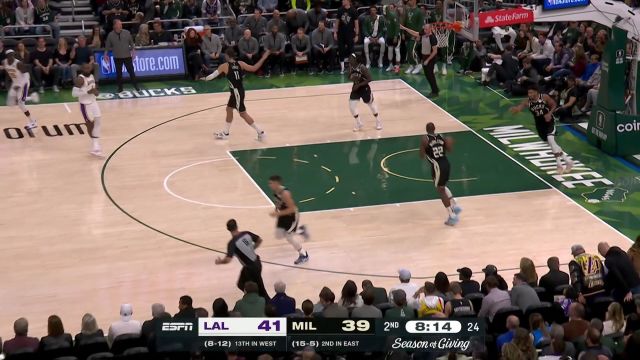 【2022年12月03日 湖人vs雄鹿集锦】字母哥长驱直入暴力炸筐 威少连线加布里埃尔三分穿网