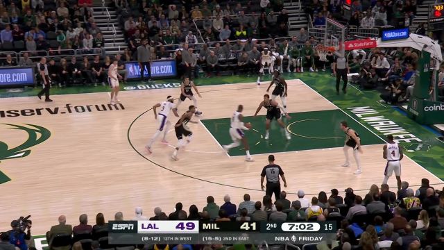 【2022年12月03日 湖人vs雄鹿集锦】詹眉齐发力 连续冲击禁区砍下4分扩大分差