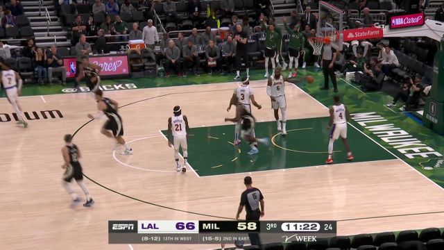 【2022年12月03日 湖人vs雄鹿集锦】霍乐迪外线三分手起刀落 字母哥大步流星突破反手上篮得手