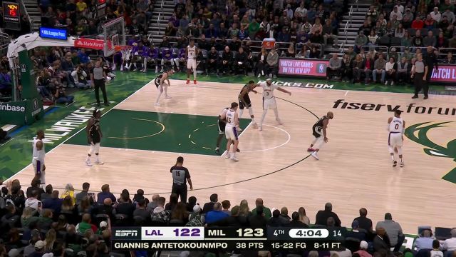 【2022年12月03日 湖人vs雄鹿集锦】字母哥垂直升天打成2+1 詹姆斯外线抽刀三分完成回应