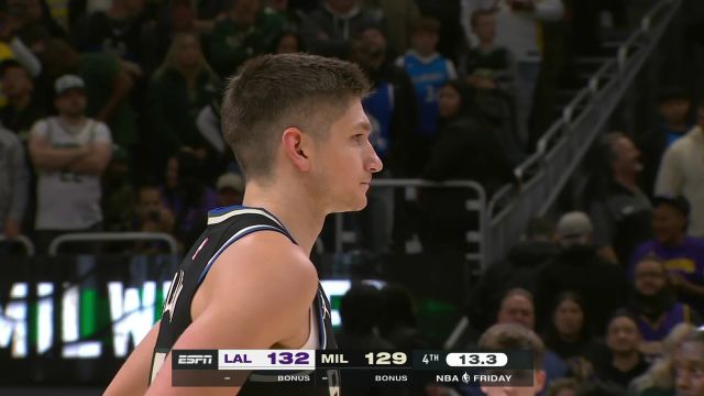 【2022年12月03日】NBA常规赛：湖人vs雄鹿第4节英文原声回放