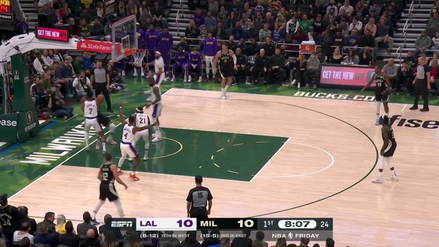 【2022年12月03日 湖人vs雄鹿集锦】浓眉无视字母哥轰炸内线 字母哥反击以牙还牙篮下炸筐