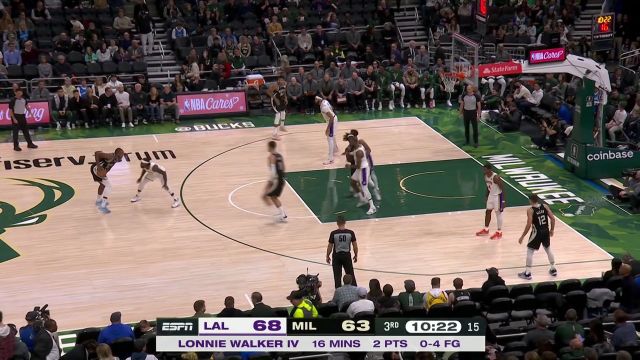 【2022年12月03日 湖人vs雄鹿集锦】洛佩兹大号三分得手 詹姆斯接球甩狙外线回应