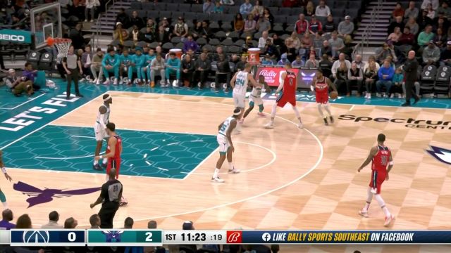 【2022年12月03日 奇才vs黄蜂集锦】这是什么姿势？库兹马闪电突破倒地上篮得手