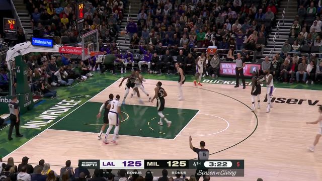 【2022年12月03日 湖人vs雄鹿集锦】较上劲了 字母哥篮下暴扣詹姆斯三分再次轰炸