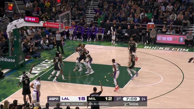 【2022年12月03日 湖人vs雄鹿集锦】反击快攻行云流水 布朗一骑绝尘轻松上篮得手