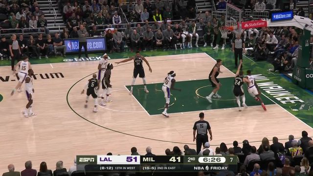 【2022年12月03日】NBA常规赛：湖人vs雄鹿第2节英文原声回放