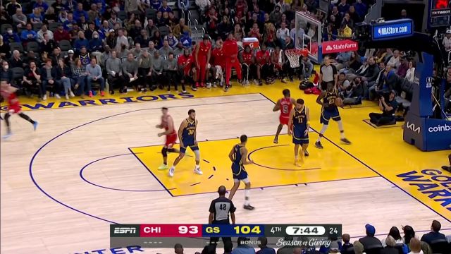 【2022年12月03日 公牛vs勇士集锦】德拉季奇中投偏出 小德里克-琼斯神兵天降双手补扣