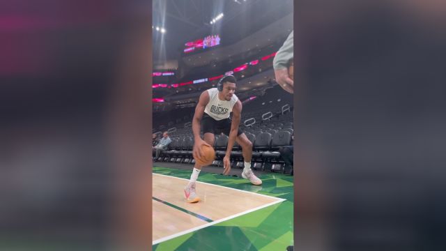 【2022年12月03日 湖人vs雄鹿集锦】全心投入积极备战 字母哥赛前热身抛投+三分百发百中