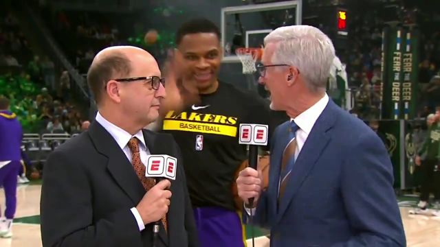 【2022年12月03日 湖人vs雄鹿集锦】威少赛前热身抢镜记者 叮嘱自己的孩子们：要听妈妈的话