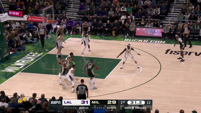 【2022年12月03日 湖人vs雄鹿集锦】在空中解决战斗 米德尔顿妙笔生花助飞字母哥空接炸筐