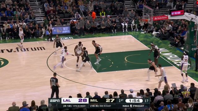 【2022年12月03日 湖人vs雄鹿集锦】纳恩吸引火力送助攻 布莱恩特勇猛无畏迎着洛佩兹把球扣进