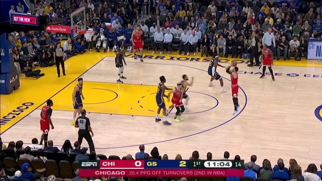 【2022年12月03日 公牛vs勇士集锦】风城库里不是跟你闹着玩儿的 拉文三分出手一箭穿心