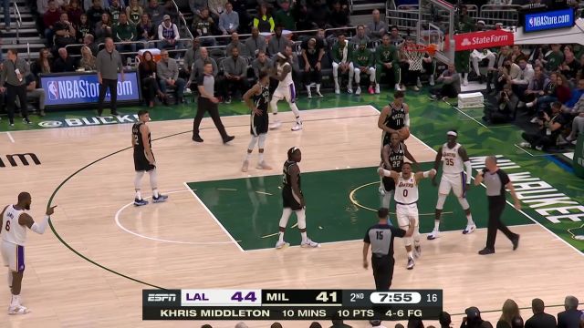 【2022年12月03日 湖人vs雄鹿集锦】米德尔顿生拉硬拽依旧无用 威少无视犯规神仙球打成2+1