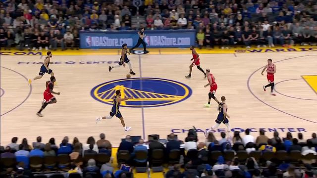 【2022年12月03日 公牛vs勇士集锦】往里突破只是个假象 库里迷惑卡鲁索后撤步三分稳稳命中