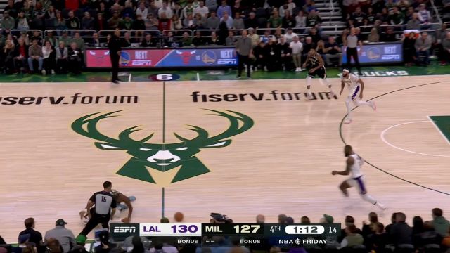 【2022年12月03日 湖人vs雄鹿集锦】威少飞身拼抢争得良机 詹姆斯助飞浓眉双臂炸筐