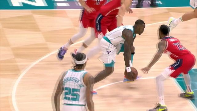 【2022年12月03日 奇才vs黄蜂集锦】同一类型的欧洲步连续得手！罗齐尔三两拨千金连杀篮下