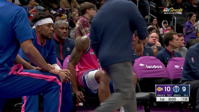 【2022年12月05日 湖人vs奇才集锦】开场仅3分钟就离场 比尔疑似拉伤大腿返回更衣室接受治疗