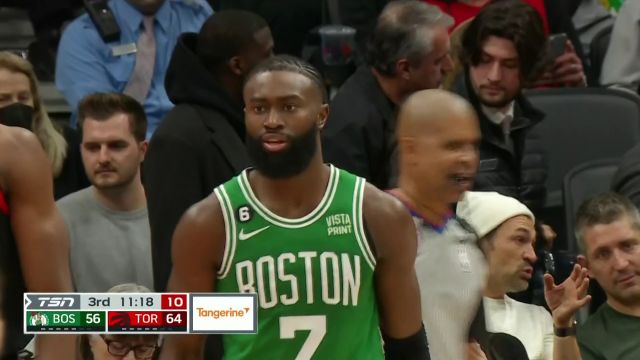 【2022年12月06日 凯尔特人vs猛龙集锦】扛着炸药包往里冲！布朗强硬上篮打成2+1