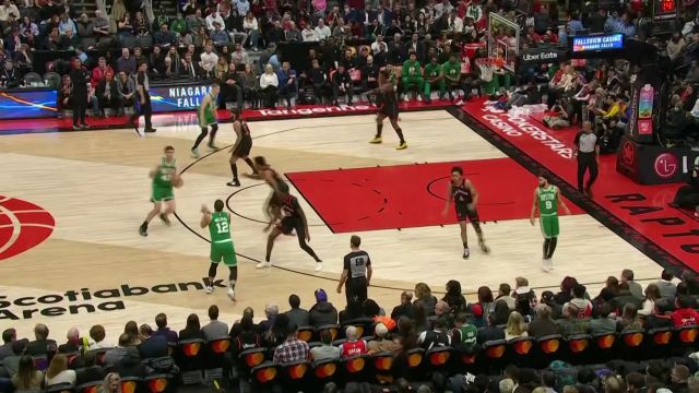 【2022年12月06日 凯尔特人vs猛龙集锦】在它面前处理球就要小心翼翼的 阿奴诺比抢断反击双手暴扣