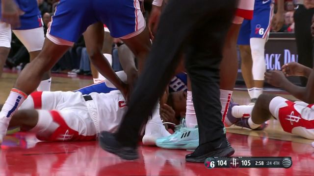 【2022年12月06日 76人vs火箭集锦】一点机会都不放过！恩比德与小波特倒地抢板谁也不撒手